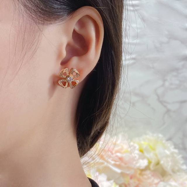 necklace earrings earrings Chanel is the peach heart set bright color, very suit