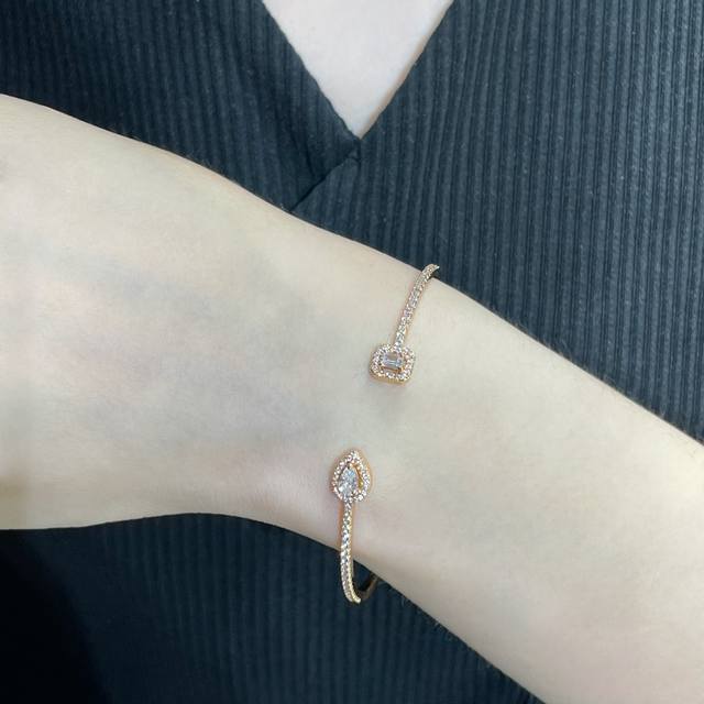 205777 We sell bracelets for 7930, necklaces for 7100, and a set for 10,000. Mak