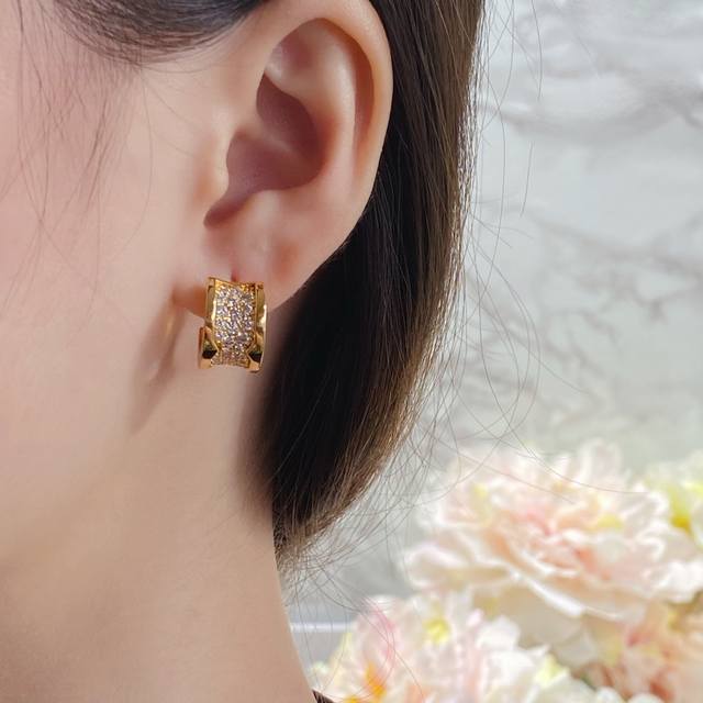 Price The violet floral five-flower bracelet is an enduring classic in the fashi