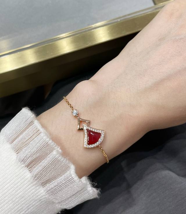 Price The rose quartz five-flower bracelet is an enduring classic in the fashion