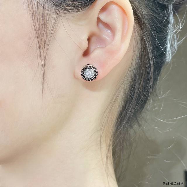 Code E2650 0267825 Chanel earrings are hot-selling and new models are available