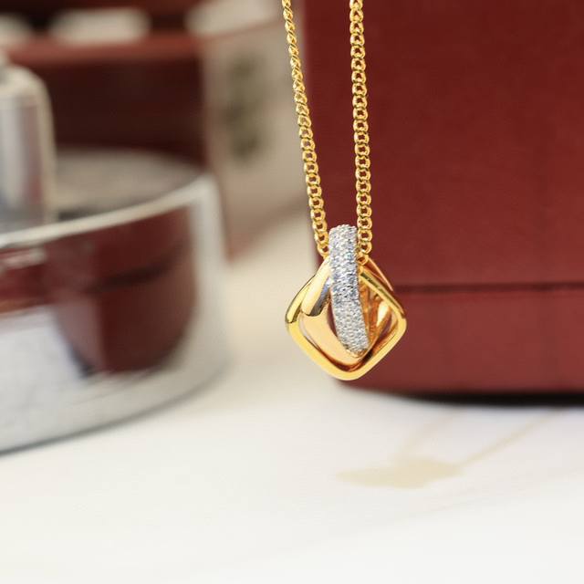 We produce the same style as Lin Yun, eight-pointed star earrings, can be custom