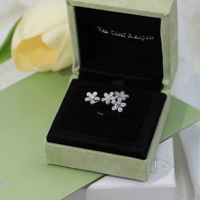 We produce small skirt bracelet Zp10 400 Look for the only one who truly purchas