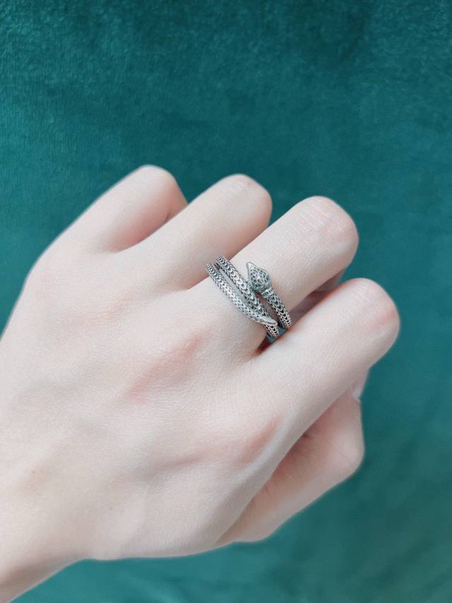 P price Malachite, white mother-of-pearl This ring is from the Color Blossom hig