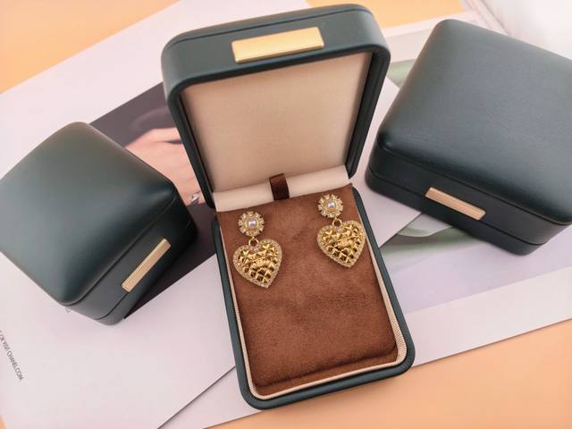P price Pig nose earrings are simple but not simplistic No diamonds, with a lock