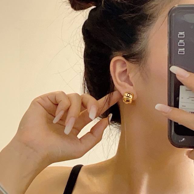 Hairpins are hot-selling models and are now on sale. Dior Code series hairpins.