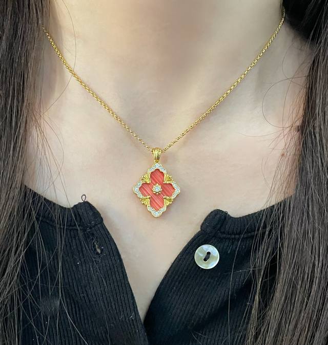 Necklace, Bracelet, Earrings Dior Set New models are on sale at the counter. Bea
