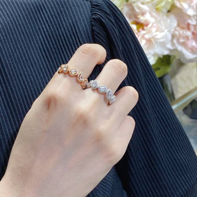 Necklace and bracelet. The new Diro compass set is popular in all counters. Dior