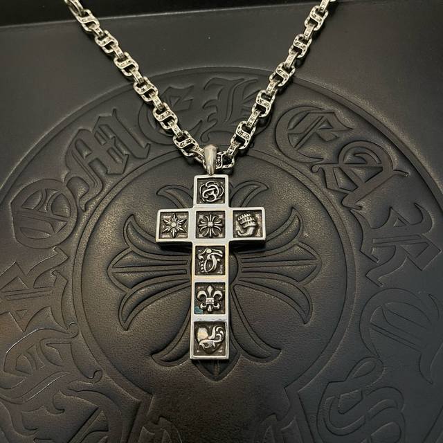 Chanel latest light gold sunflower pearl necklace consistent with Z batch brass