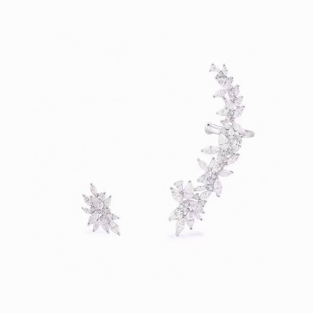 V gold material Vca four-leaf clover Van Cleef & Arpels six-flower asymmetrical