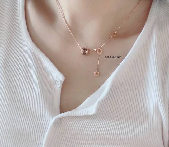 Armani's new multi-piece pendant lucky bead necklace really suits my taste. It's