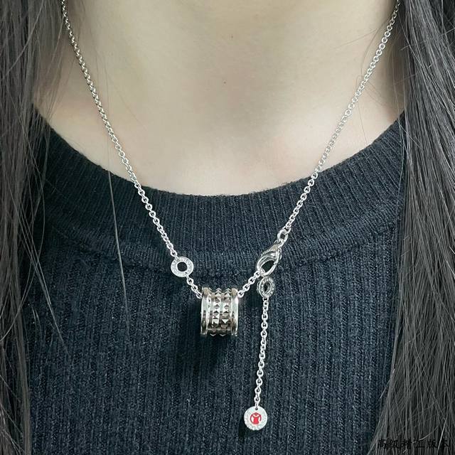 Celine Arc de Triomphe love faceted necklace with Arc de Triomphe pattern, can b