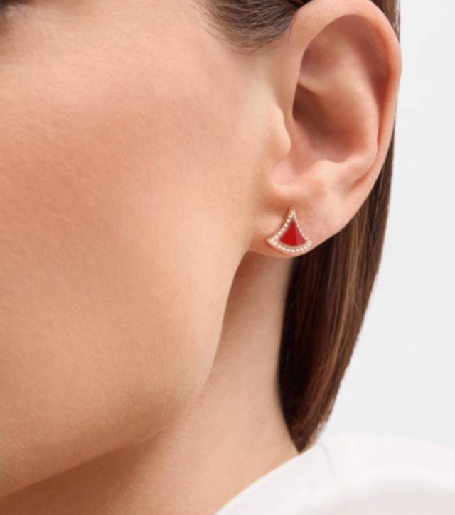 Donkey Wlconicfower earrings are carved with LV letters in dazzling metal, and t