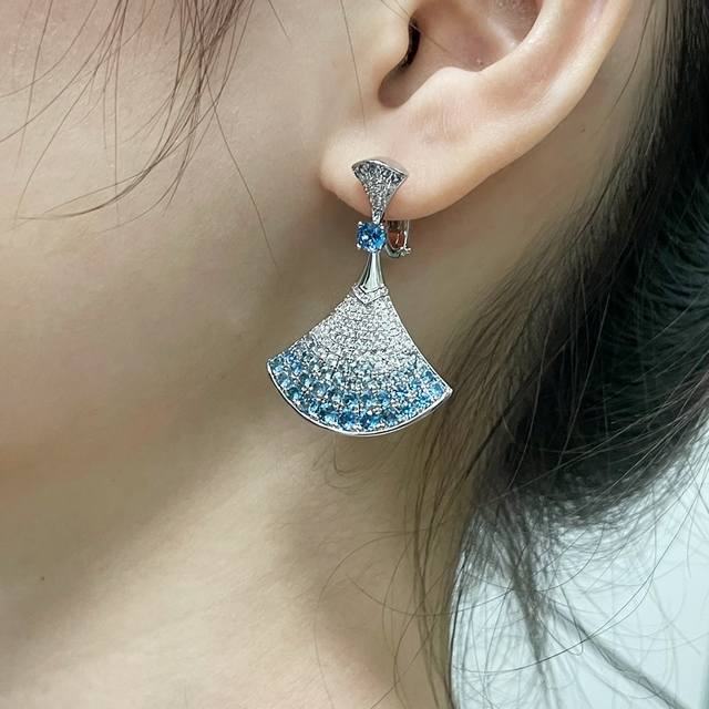 Today's new Chanel earrings are hot-selling models. Zp, brass texture, genuine c