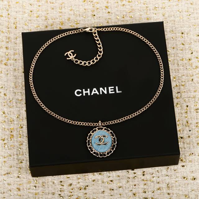 Chanel sugar cube full diamond earrings, candy color super versatile The design