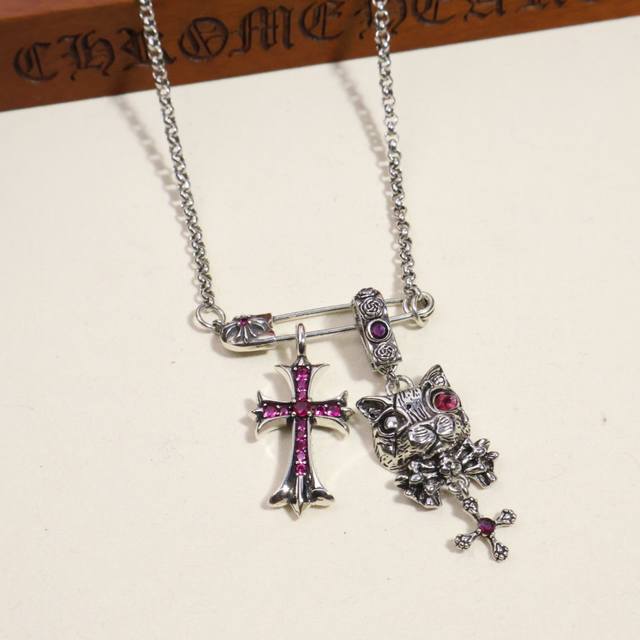 D*Or Horse-eye diamond necklace. This one is also a heavy-duty classic. The lett