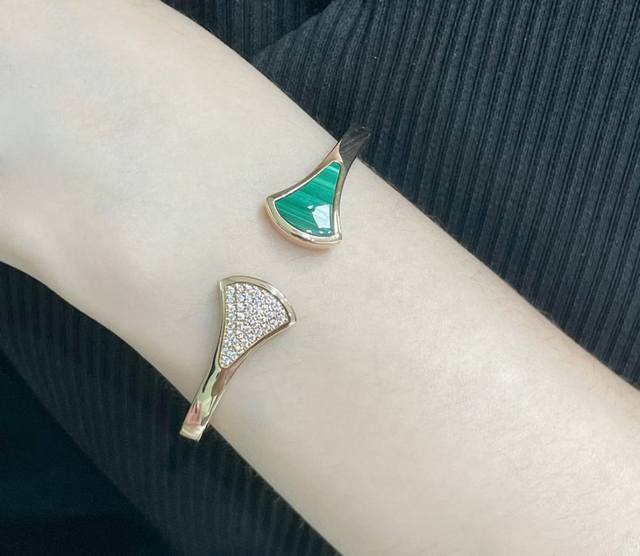 Chanel double C high-grade silver turquoise bracelet, with natural black gallsto