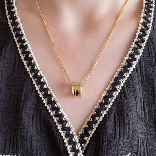 No. Lxl0195 Lv*Latest diamond rose gold green mother-of-pearl necklace consisten