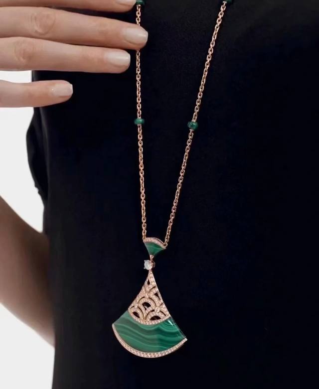 The Ladylv necklace is made of dazzling metal and has a delicate double chain. I