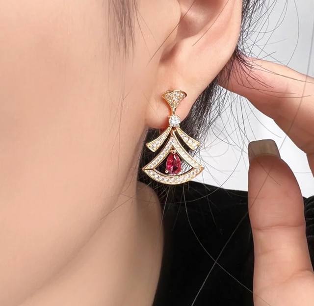 Donkey Lady Lv earrings use dazzling metal and sparkling imitation crystal to co