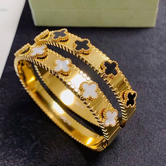 Lvvers bracelet interprets the eye-catching style with simple strokes, integrati
