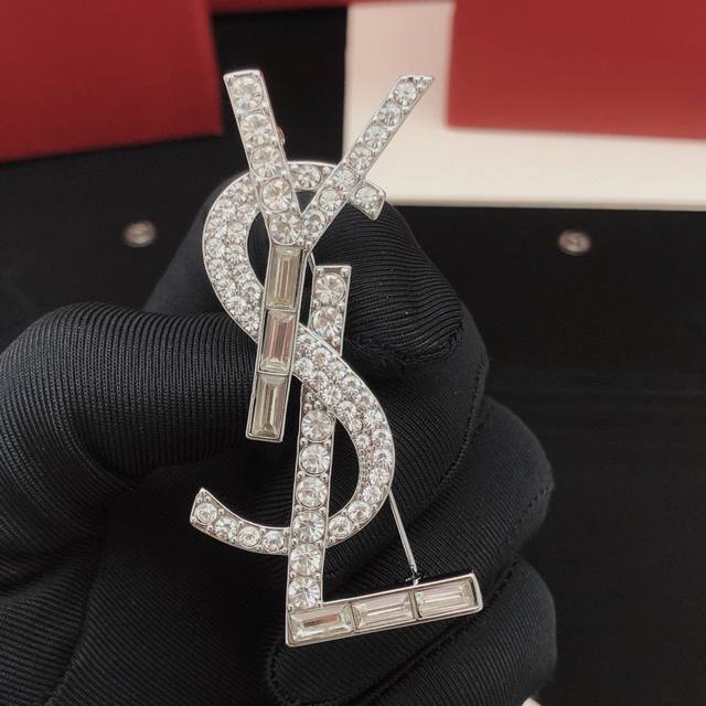 Chanel inlaid pearl letter heart earrings, the highest version on the market! Co