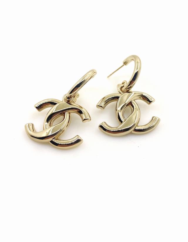 Chanel's new Chanel Camellia earrings are exactly the same as the original ones!