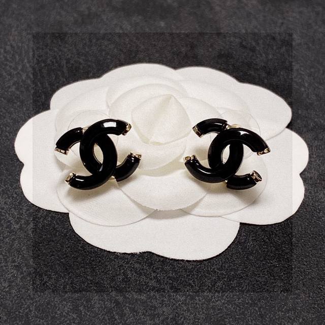 Chanel Autumn and Winter Series Diamond Double C Brooch A unique design with a s
