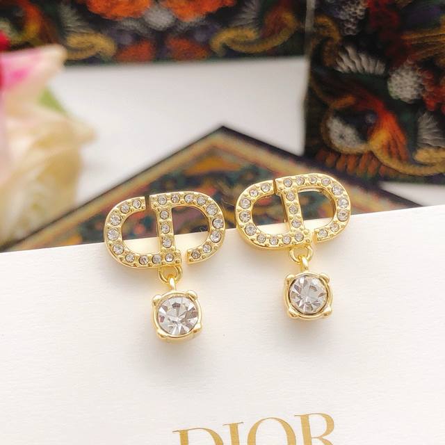 Dior Cd brooch counter new model is on sale, beautiful and romantic, a must-have