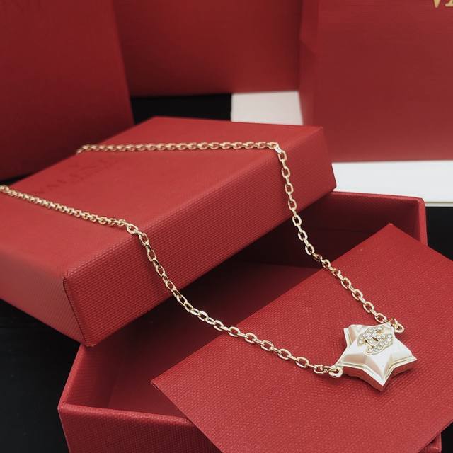 The latest Gucci necklace, with a higher grade chain, the same as the celebrity
