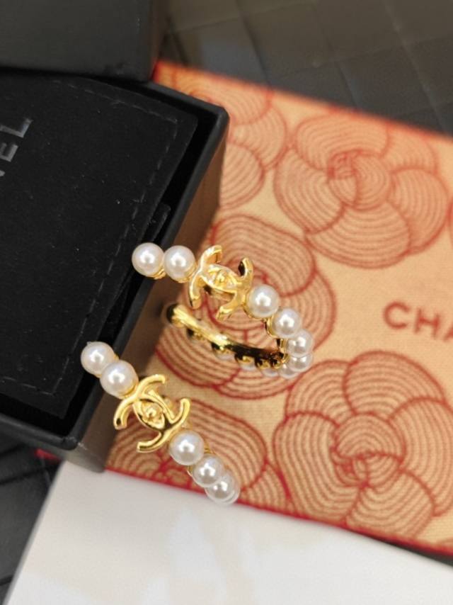 Chanel classic gold double C inlaid rhinestone earrings, fashionable temperament