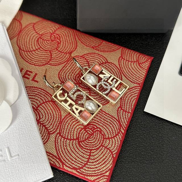Chanel full diamond hollow double C earrings Wear the earrings that are so beaut