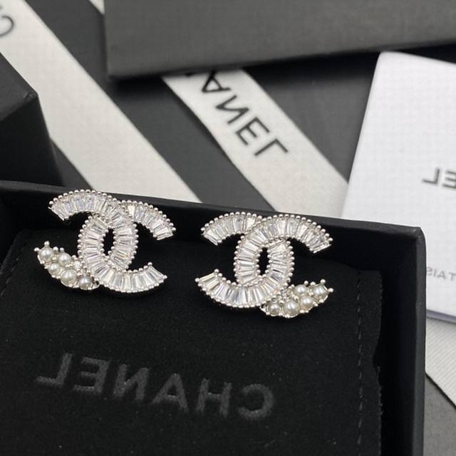 High quality details as shown in the picture Alexander Diana series bow hairpins