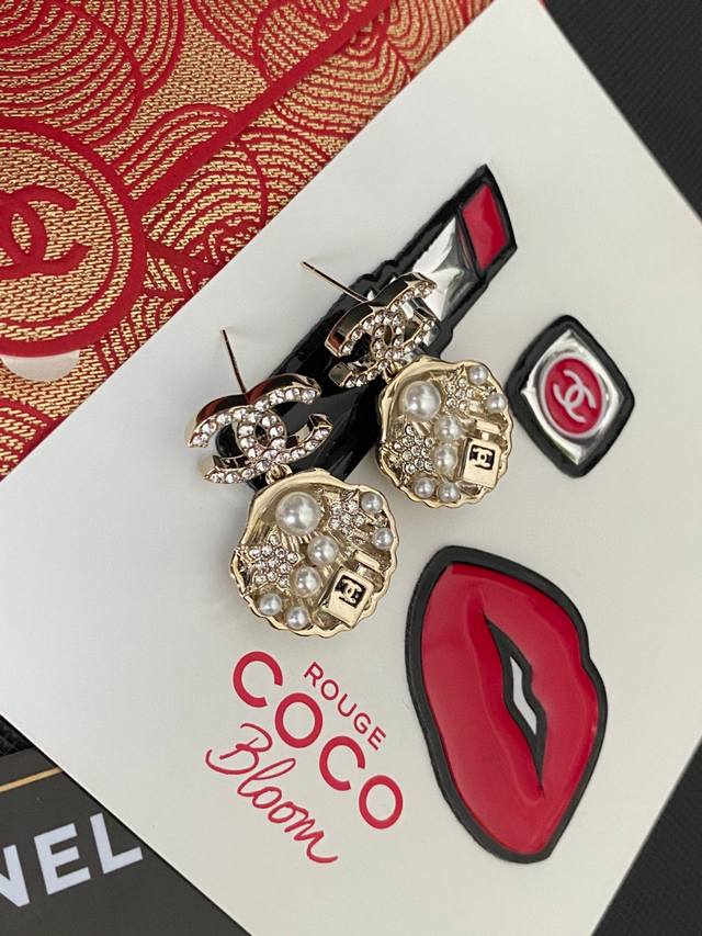 The small double C necklace with a smiling face is so beautiful and exquisite fo