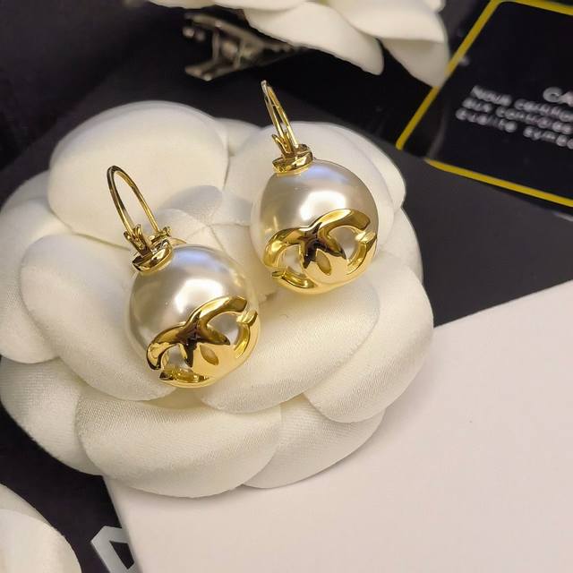 Code E1944 Dior's new double-bead earrings are made of Swarovski pearls and crys