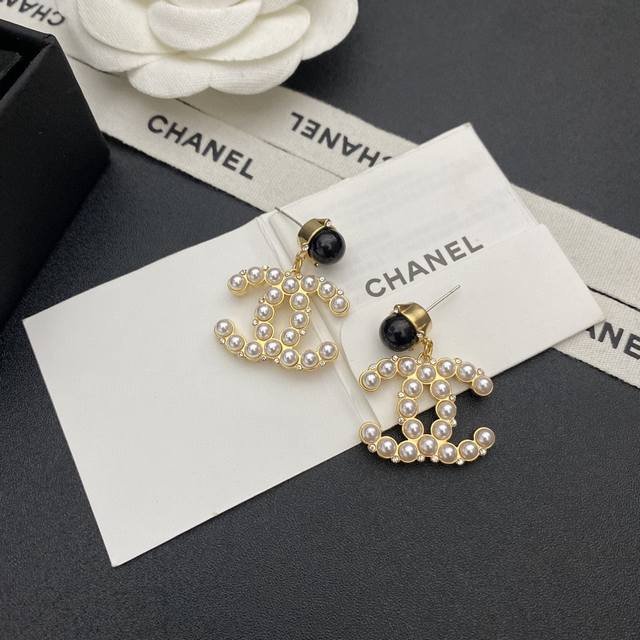 Valentino Valentino earrings are a hot new product on the Internet. Simple and s