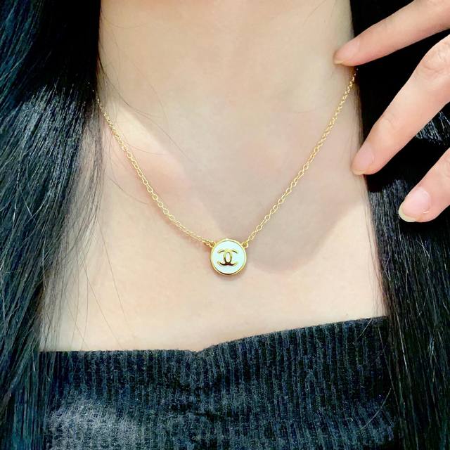 Chrome Hearts Cross Pendant Necklace is fashionable, exquisite and versatile. Th