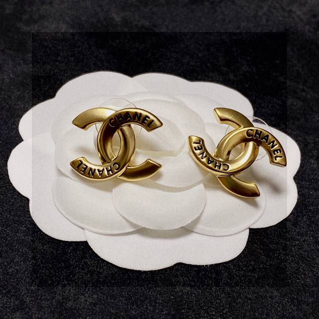 The latest model of Gucci ring, with a higher grade. The same model as the stars