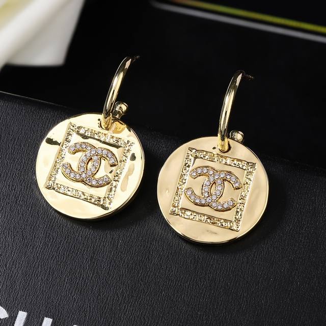 Chanel's latest model, the new heart earrings are available at Chanel counters.