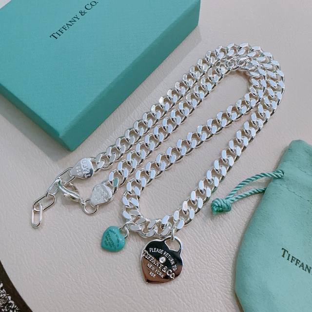 Dior Cd pearl necklace has a simple design yet is fashionable. The perfect colli