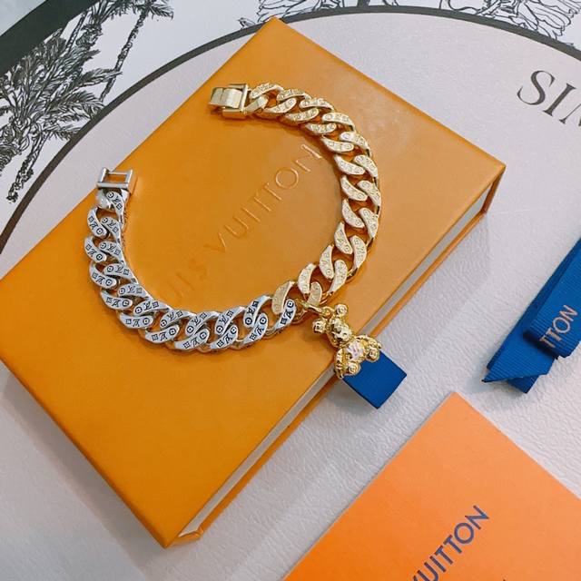 High quality details as shown in the picture Mu letter diamond brooch Z 3800, to