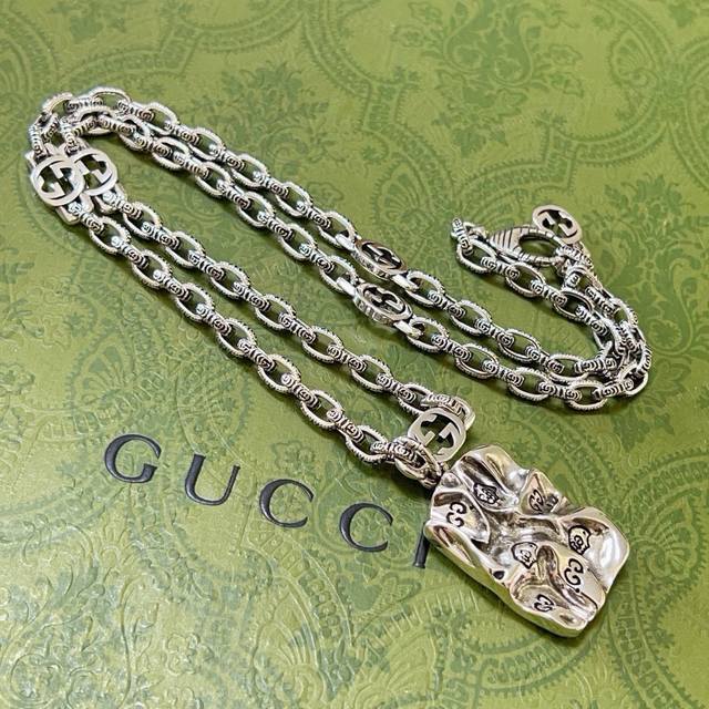 1759240FFF, a finely crafted version of the Bvlgari bracelet. Bvlgari captures t