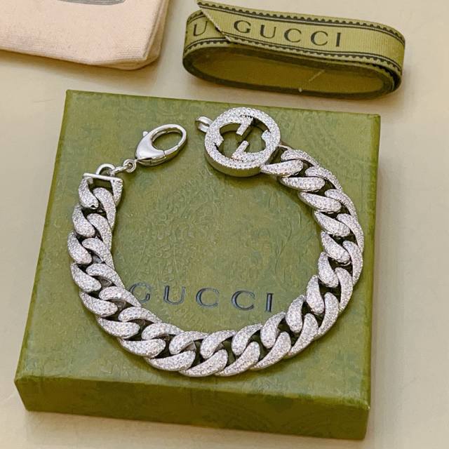 Dior multi-element necklace bracelet uses retro gold as the main color, and the