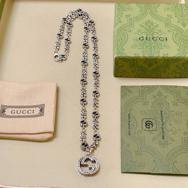 Bvlgari luxury diamond-covered snake necklace. The enchanting and exquisite desi