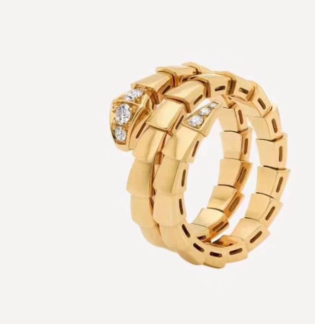 The violet five-flower bracelet is a timeless classic in the fashion industry. I