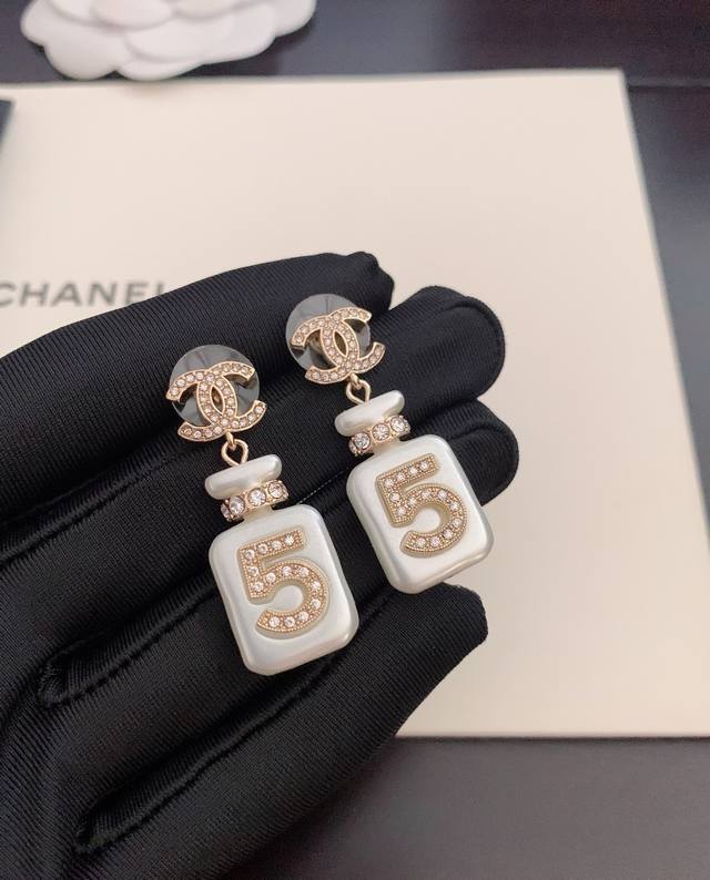 High quality details as shown in the picture 0800100 Mu Pearl letter full diamon