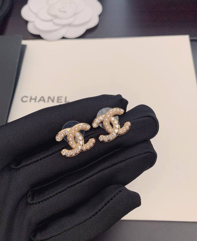 High quality details as shown in the picture 0800100 Mu letter diamond brooch Z