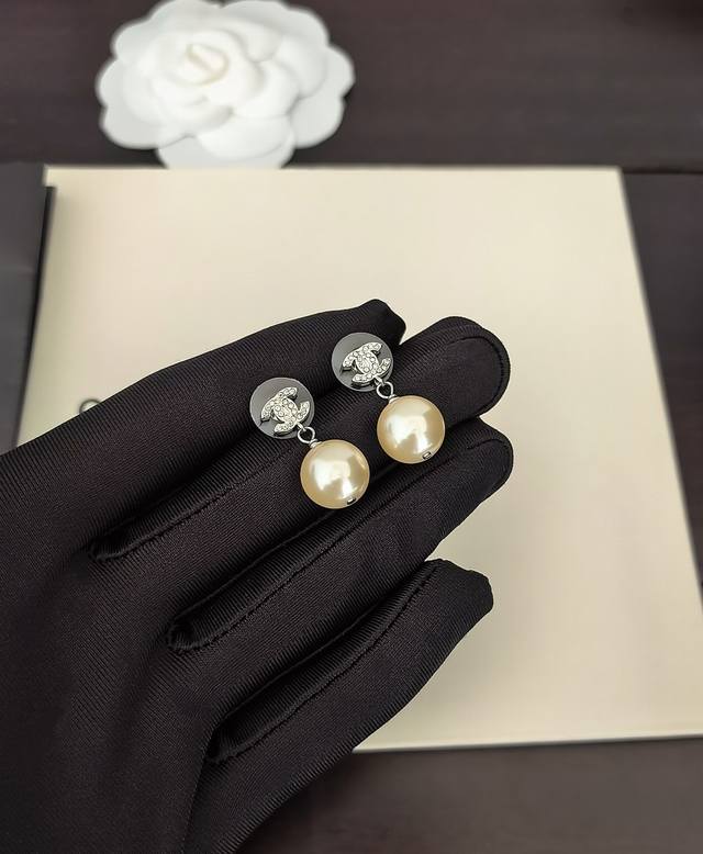 High quality details as shown in the picture 0850100 Oval cross asymmetrical ear