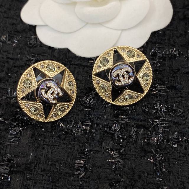 A1788 T's high-end jewelry ring earrings are lifelike, exquisitely cut, high-end