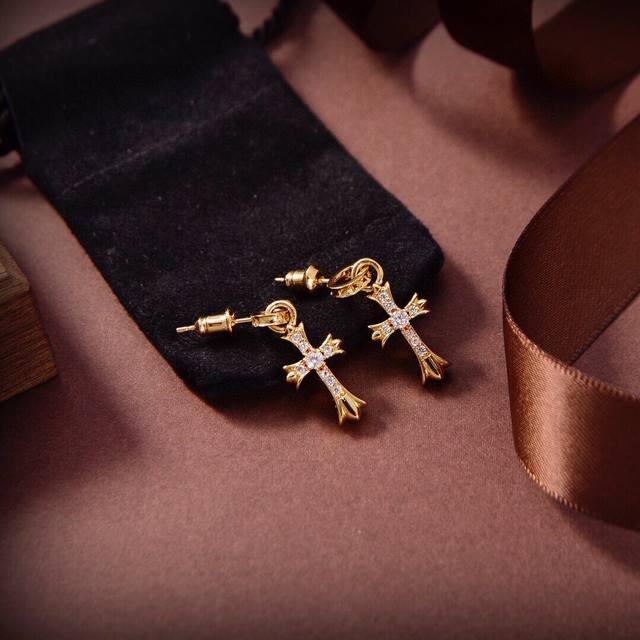 A2297 Hw's new castle necklace is a necklace that makes people want to explore t